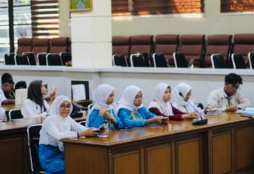 Trias Politica Cirebon: Pendidikan Politik Inovatif untuk Pelajar 