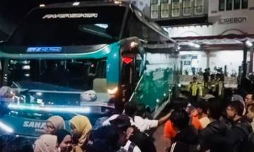 Para Penumpang KA yang Terhambat Dievakuasi Gunakan Bus