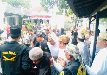 Tradisi Rebo Wekasan Keraton Kasepuhan, Warga Ramaikan Tawurji
