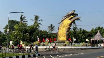 Tugu Ikan Dewa dengan Ikan Keramat di Kuningan