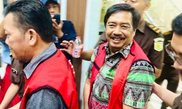Senyum IW Kadispora Cirebon Usai Ditetapkan Tersangka Korupsi 