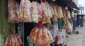 Krupuk Mlarat Cirebon Bertahan Ditengah Gempuran Merk Jajanan
