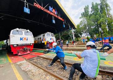 KAI Daop 3 Cirebon Gelar Lomba Tarik Lokomotif 