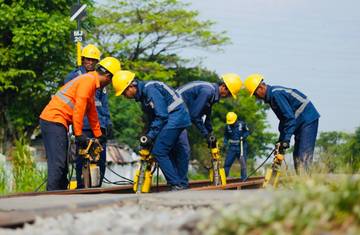 KAI Daop 3 Cirebon Lakukan Penggantian Wesel Baru