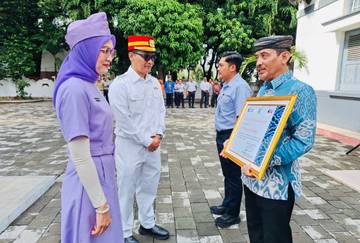 Daop 3 Beri Penghargaan Pencipta Lagu “Kota Cirebon”