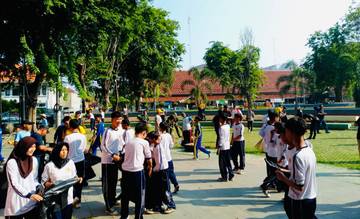 Payung Suci Cirebon Bersihkan Sampah di Taman Kebumen