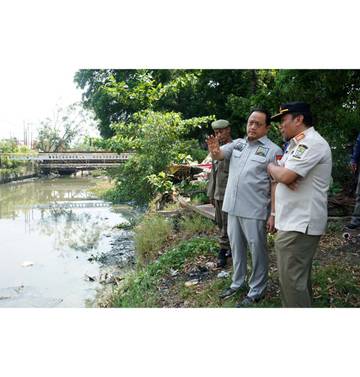 Ketua DPRD Kota Cirebon Tinjau Pengambilan Sampel Sedimentasi