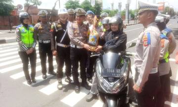 Pengendara di Majalengka Dihadiahi Mangga Gedong Gincu Manis