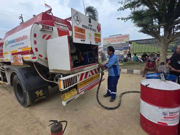 Pertamina Salurkan BBM Gunakan Mobile SPBU Mini