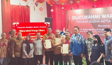 AHY Serahkan Sertifikat Kepemilikan Vihara Dewi Welas Asih