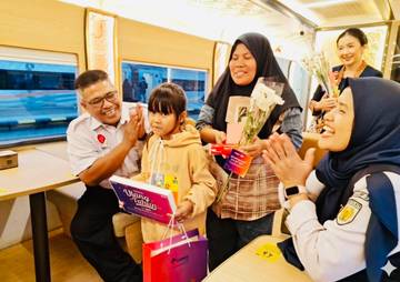 Hari Ibu, Daop 3 Beri Kejutan ke Pelanggan