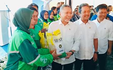 Menko Pangan Zulhas Serahkan Bantuan ke Ojol Cirebon 