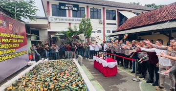 Polres Cirebon Kota Musnahkan Ribuan Botol Miras 