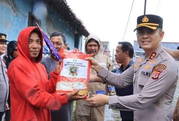Polres Indramayu Salurkan Bantuan Kepada Korban Banjir