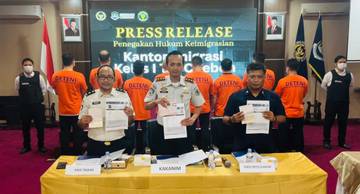 Imigrasi Cirebon Amankan 8 WNA Tiongkok 