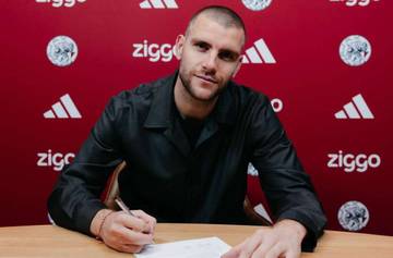 Maarten Paes Resmi Diperkenalkan Ajax Amsterdam