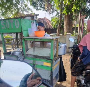 Hangatnya Semangkuk Soto Lontong Penambah Energi Dipagi