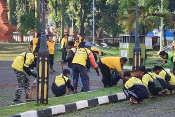Polresta Cirebon Gaungkan Eco-Policing Lewat Aksi Jumat Bersih