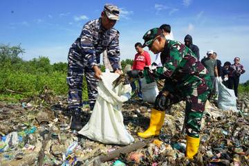 Korem, Polri, Unsur Forkopimda, dan Warga Bersihkan Pantai Cirebon