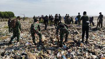 Kodim 0614 Gelar Karya Bakti Bersih-Bersih Pantai Kesenden