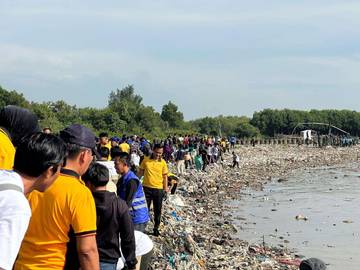 Lurah Kesenden Kota Cirebon Apresiasi Kegiatan Pembersihan Pantai 