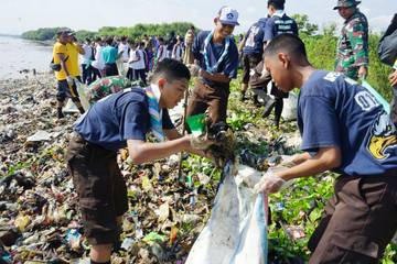 Sampah Pantai Kesenden Cirebon Didominasi Kiriman Dari Sungai