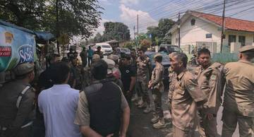 Satpol PP Majalengka Tertibkan Bangunan Liar Jalur Kadipaten 