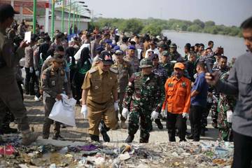 Korve Serentak Bersihkan Pantai Baro Gebang Kabupaten Cirebon