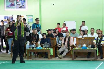 Menpora Dito dan The Dudas-1 Motivasi Peserta Ibunda Badminton Championship 