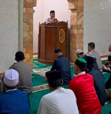 Personel Sat Binmas Polres Karangasem Laksanakan Safari Kultum Subuh