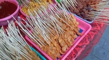 Pasar Takjil : Sate Susu Sapi dan Susu Murni Jadi Favorit Pembeli