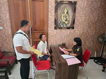 Unit Reskrim Polsek Dentim Serahkan Tersangka dan Barang Bukti Kasus Pencurian ke Kejari Denpasar
