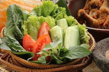 Rutin Makan Lalapan Mentah, Apakah Aman bagi Tubuh?