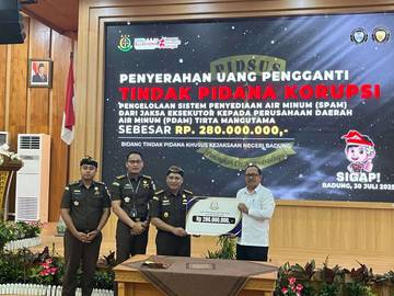 Kejaksaan Serahkan Uang Pengganti Korupsi PDAM Badung