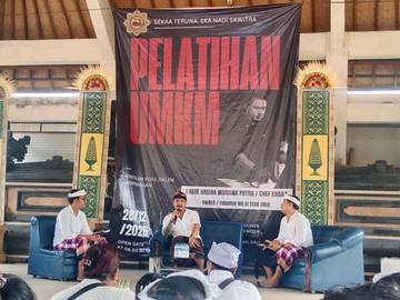 Owner “Warung Di Teba”Beri Pelatihan UMKM di Samplangan
