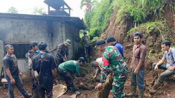 Respons Cepat Kodim 1619 Tabanan Tangani Bencana Longsor 