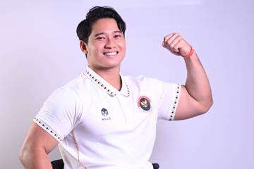 Atlet Para Angkat Berat Pembawa Bendera Pembukaan APG