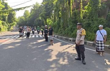 Kepolisian Kawal Pecaruan di Denpasar Timur