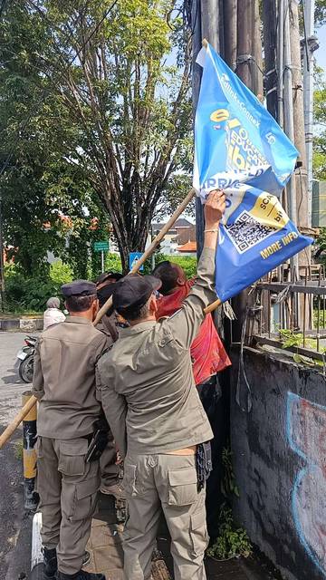 Puluhan Baliho hingga Spanduk Bodong di Denpasar Ditertibkan 