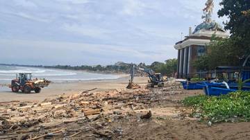 Bersihkan Sampah, Tim DLHK Badung Hadapi Kendala Alam 