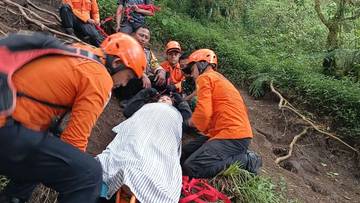 Pendaki Cedera di Gunung Abang Dievakuasi Tim SAR