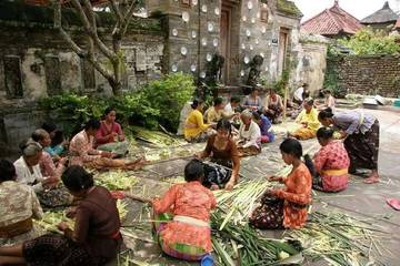 Ngayah: Pelestarian Tradisi dan Tuntutan Ekonomi