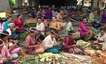 Menjaga Tradisi Tanpa Membebani Generasi Produktif