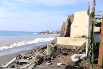 Pemkab Klungkung Bantu Warga Pantai Kusamba Terdampak Abrasi 