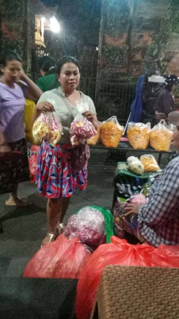 Ekawati Wanita Tangguh Penjual Bunga di Pasar Sibang