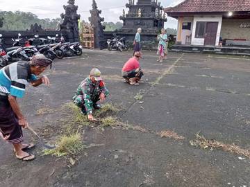 Sinergi TNI bersama Masyarakat Gotong Royong Bersihkan Pura 