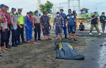 Bangkai Truk Diangkat, Diduga Jasad Korban KMP-TPJ Muncul