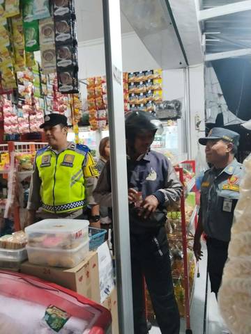  Bhabinkamtibmas Desa Peguyangan Kangin Laksanakan Patroli Dialogis