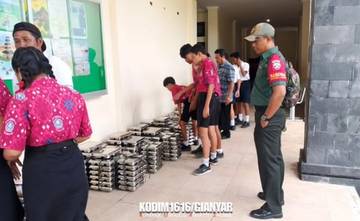 Babinsa Serongga Kawal Pendistribusian MBG SMPN 4 Gianyar