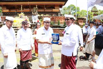 Jero Mangku Ketut Wisna Jabat Bendesa Adat Kesiman